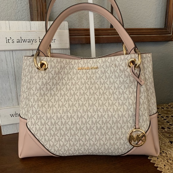 Michael Kors Handbags - New Mk shoulder bag 💞💞 vanilla / pink